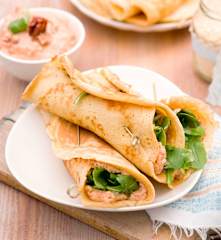 Naleśniki z ciecierzycy z farszem z suszonych pomidorów i rukolą