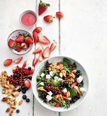 Salada de espinafres e frutos do bosque com vinagreta de framboesa