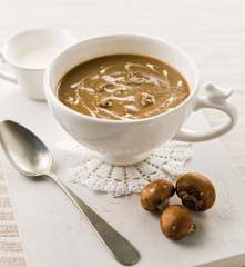 Sopa de cogumelos e couve roxa