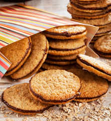 Bolachas de aveia recheadas com chocolate