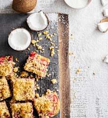 Quadrados de morango e coco