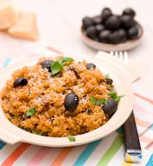 Sałatka z quinoa z chrupiącymi warzywami