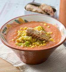 Salmorejo con pipirrana y caballa