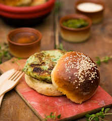 Burger rybny z krewetkami