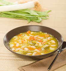 Sopa de judías blancas y verduras