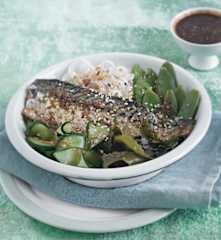 Bol japonés de caballa en ensalada con noodles