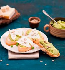 Crostini z kozim serem i pastą z groszku