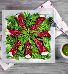Coni di bresaola e caprino con salsa di rucola