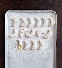 Kourabiedes (Greek moon biscuits)