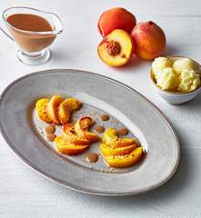 Pesche sottovuoto con crema alle nocciole