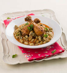 Pernas de frango com favas e molho de tomate