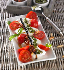 Büffelmozzarella mit Cherry-Tomaten und zwei Pesti