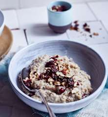 Mandel-Porridge mit Cranberrys
