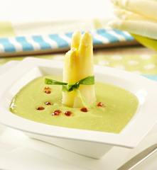 Espárragos blancos frescos con gazpacho de guisantes