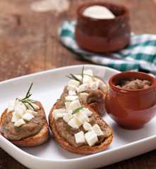 Crostini z kremem z bakłażana i mozzarellą