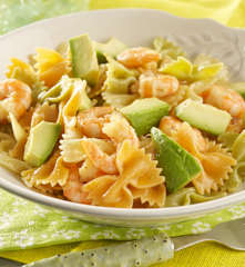 Sałatka makaronowa z krewetkami i awokado