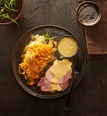 Kasseler mit Möhren-Spitzkohl-Gemüse und Senf-Hollandaise