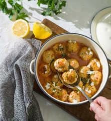 Albóndigas de pavo y maíz en caldo de tomate