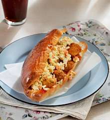 Bocadillo de ostras fritas y ensalada fresca de repollo