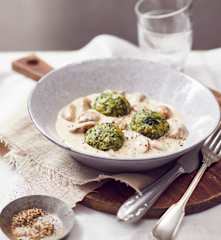 Mini-Spinatknödel in Pilzsauce