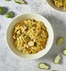 Farfalle con crema di cavoletti di Bruxelles e anacardi