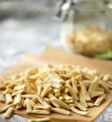 Selbstgemachte Streifennudeln auf Vorrat - Ev Yapımı Erişte