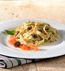 Tagliatelle cu busuioc, cu sos de măsline și roșii