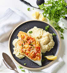 Pescada com crosta de legumes e puré de couve-flor