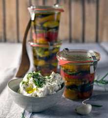 Eingelegtes Gemüse vom Grill mit Labneh