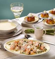 Menú: Vichyssoise. Salmón con espárragos verdes y salsa de queso manchego. Quesillo de yogur