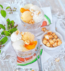 Coupe glacée aux pêches et aux abricots