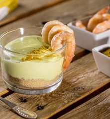 Cheesecake in vasetto al caprino e curry con gamberi