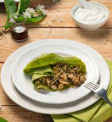 Bärlauchpalatschinken mit Lammhaschee und Sauerrahmdip