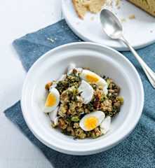 Lombos de pescada com migas de nabiça e feijão-frade