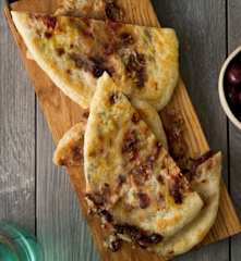 Fladenbrot mit Ziegenkäse und karamellisierten Zwiebeln