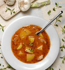 Bramborový guláš s párkem