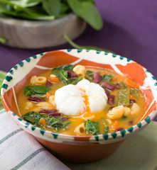 Potaje de verduras, pasta y alubias rojas