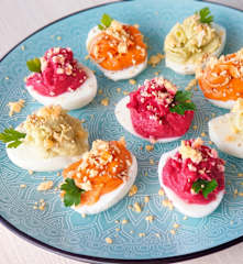 Huevos camperos rellenos de hummus tricolor de aguacate, pimiento rojo y remolacha