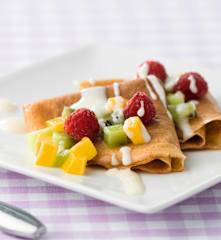 Crepes com fruta e creme de baunilha