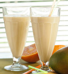 Batido de mango, naranja y piña
