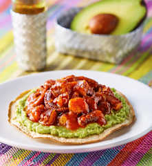 Tostadas de pulpo en mole amarillo