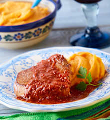 Filete de res en salsa de chile morita