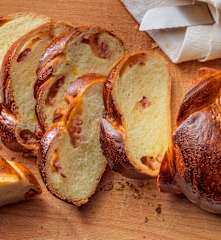 Treccia di pan brioche ripiena