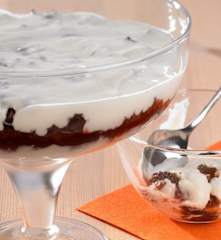 Rosinen-Quark-Creme mit Pumpernickel