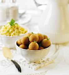 Pastéis de peixe com arroz de cenoura e coentros