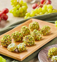 Polpettine di uva e formaggio ai pistacchi