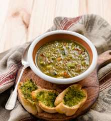 Sopa de legumes com pesto