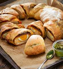 Brotkranz mit Pesto, Eiern und Schinken