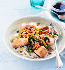 Saumon japonais, vermicelles et légumes