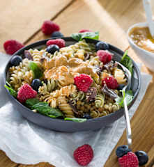 Ensalada de pasta integral con lentejas y frutos rojos